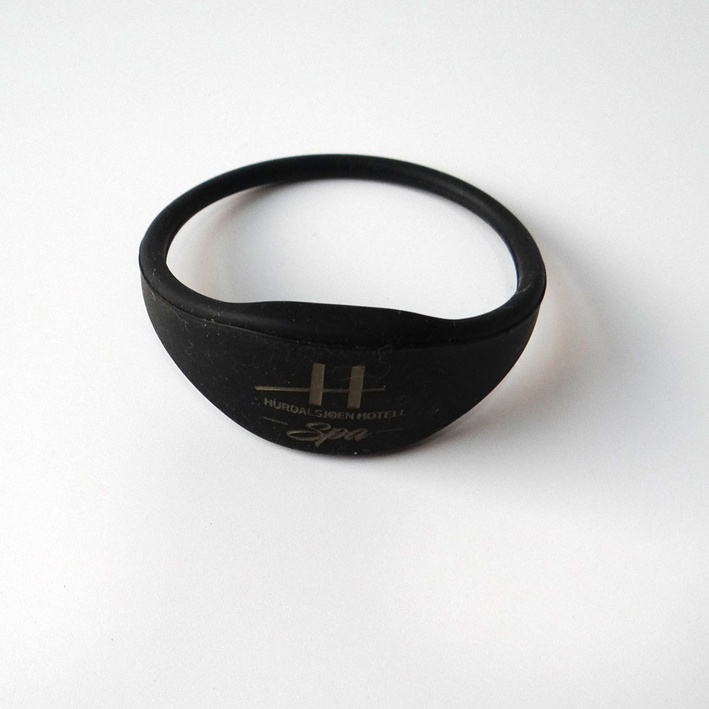 oblate shape Waterproof 125khz logo screen printing silicon material rfid wristband proximity events